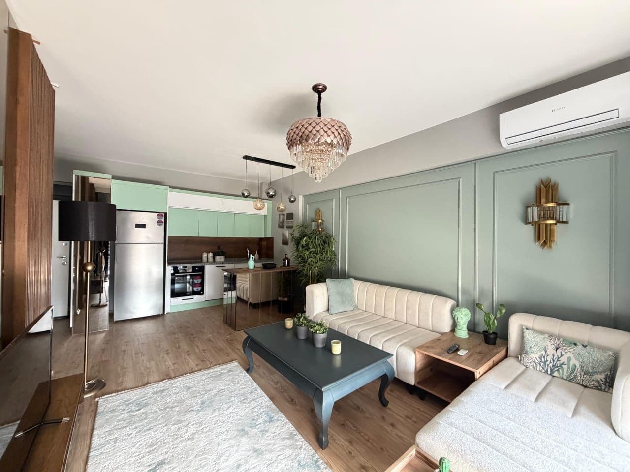 Mersin Çeşmeli'de Denize Yakın, Full Eşyalı Mimar Tasarımlı 1+1