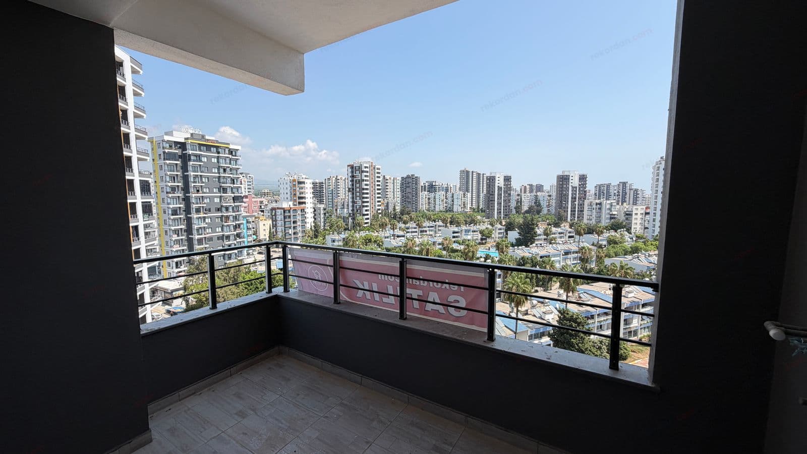 MERSİN TECE’DE DENİZE SADECE 100 METRE – 2+1 SATILIK HAVUZLU DAİRE