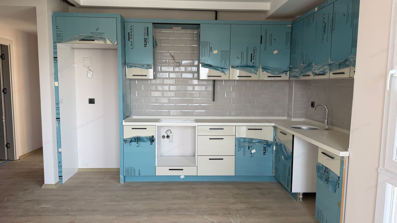 MERSİN TECE’DE DENİZE SADECE 100 METRE – 2+1 SATILIK HAVUZLU DAİRE 1